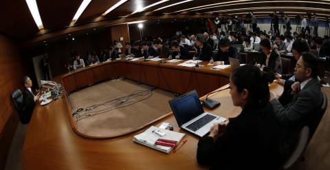 Imagen de la rueda de prensa el gobernador del Banco de Japón, Haruhiko Kuroda. REUTERS/Yuya Shino