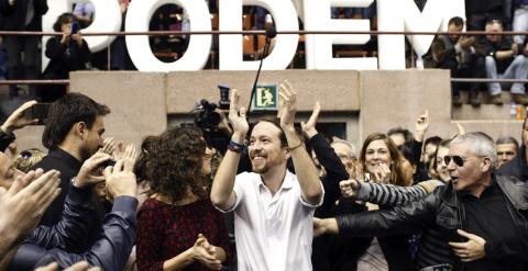 El secretario general de Podemos, Pablo Iglesias y Gema Ubasartiz, saludan a sus simpatizantes en el mitin de Barcelona. EFE
