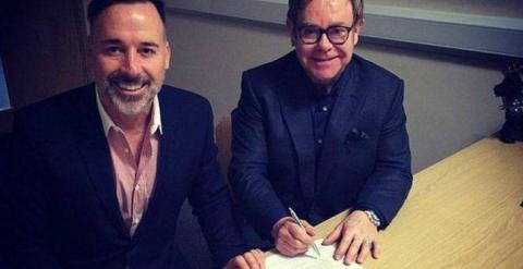 El cantante británico Elton John y su pareja David Furnish, firmando el documento de su unión civil. INSTAGRAM