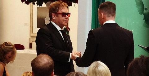 Elton John y el cineasta David Furnish intercambian votos. INSTAGRAM
