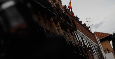 Los ocupantes de desalojado Hogar Social Ramiro Ledesma, en el barrio de Tetuán (Madrid) observan una manifestación contra su iniciativa de ideología ultraderechista. -JAIRO VARGAS