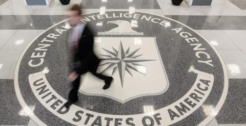 El escudo de la CIA en el suelo del vestíbulo de su cuartel general en  Virginia. REUTERS/Larry Downing