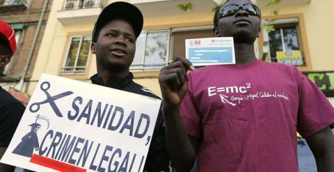 Asociaciones protestan frente a un hospital madrileño contra la retirada de las tarjetas a inmigrantes. EFE