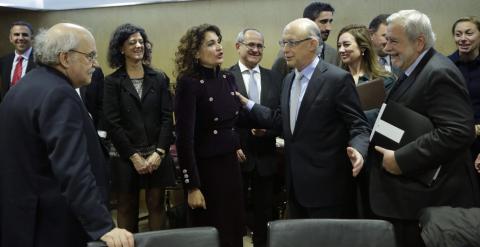 El ministro de Hacienda, Cristóbal Montoro, conversa con diversos consejeros a su llegada a la reunión del Consejo de Política Fiscal y Financiera (CPFF). EFE/Zipi