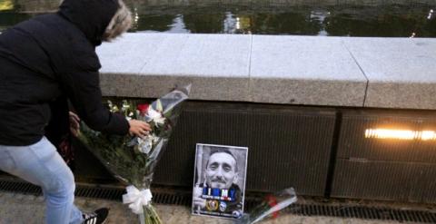 Flores junto al río Manzanarez en Madrid por la muerte de Jimmy.- EFE