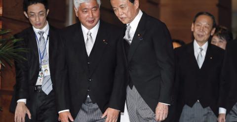 El viceprimer ministro y ministro de Finanzas japonés, Taro Aso, con el el nuevo ministro de Defensa, Gen Nakatani, a la salida de residencia oficial del primer ministro Shinzo Abe tras la ceremonia de confirmación de su Gabinete, en Tokio. EFE/Kimimasa M