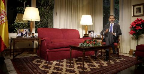 El rey Felipe VI comparece desde el Palacio de La Zarzuela con el primer mensaje televisado de Navidad de su reinado. /Ángel Díaz (EFE)