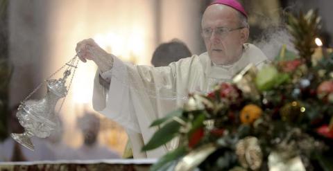 El arzobispo de Madrid, Carlos Osoro, durante la celebración de la Misa de la Sagrada Familia, en la catedral de la Almudena. /Ballesteros (EFE)