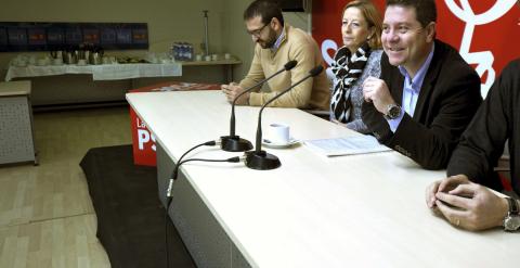 El secretario general del PSOE de Castilla-La Mancha y candidato a la Presidencia de la Junta, Emiliano García-Page, durante  un encuentro con responsables socialistas de políticas sociales y sanitarias. EFE/Ismael Herrero