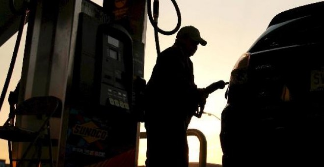 Un empleado de una estación de gasolina llena el depósito  de un vehículo en la ciudad de Jersey (New Jersey, EEUU), el 8 de noviembre pasado. El precio del crudo Brent alcanzó los 89,95 dólares.