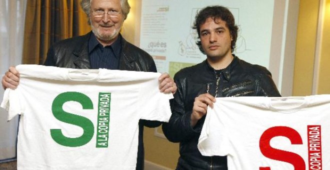 Los actores Liberto Rabal y Xabier Elorriaga posan un unas camisetas de la campaña 'Sí a la copia privada', hoy en Madrid.