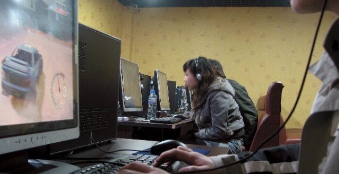 Un grupo de jóvenes chinos navegando por la red en un bar de Internet en la ciudad de Qingdao, provincia de Shandong, China.