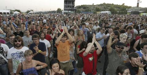 Numerosos asistentes a la jornada inaugural del Festival Internacional de Benicassim, (FIB) que se inició con pinchadiscos peruano Aldo Linares y siguió con las actuacionesel de Krakovia , Nada Surf, Single, Facto Delafé y las Flores Azules, Mates of Stat