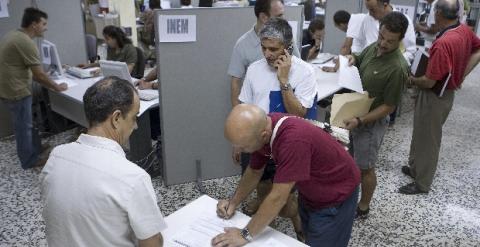 Varios trabajadores se inscriben como parados en el Servicio Andaluz de Empleo.