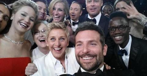 El selfi de la presentadora de la pasada edición de los Oscar, Ellen DeGeneres, con Julia Roberts, Brad Pitt, Kevin Spacy, Angelina Jolie, Bradley Cooper y Meryl Streep, entre otros, se convirtió en la foto más retuiteada de la historia. EFE