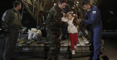 Los pasajeros Marko Gondolo y su hija Serafina, rescatados del accidente del ferri de 'Norman Atlantic', llegan al aeropuerto de Elefsina, al oeste de Atenas (Grecia). EFE