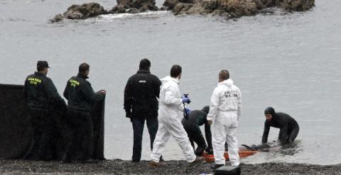 Labores de rescate de uno de los fallecidos en la tragedia del Tarajal, en Ceuta.