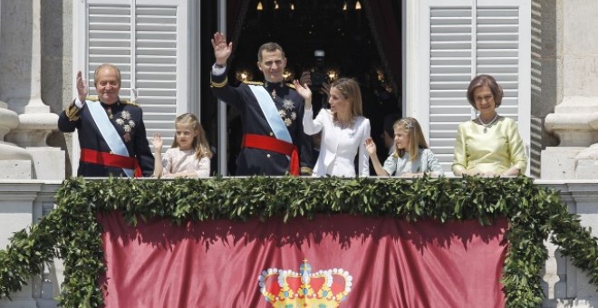 Felipe VI, acompañado por Juan Carlos, Letizia, Sofía y sus hijas el día de su coronación.