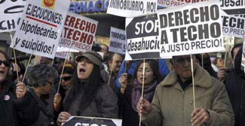 Protesta en Madrid de la PAH para pedir el fin de los desahucios.- EFE