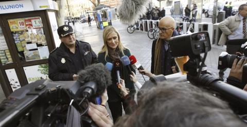 La delegada del Gobierno, Cristina Cifuentes, a la salida de la estación de Renfe de Embajadores