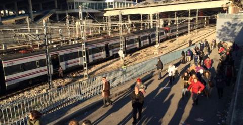 Los pasajeros que iban en el mismo vagón del hombre detenido, que no estaba fichado como radical islamista, pararon el tren a 500 metros de la estación de Atocha haciendo uso de una de las palancas de emergencia y abandonaron el vagón. EP