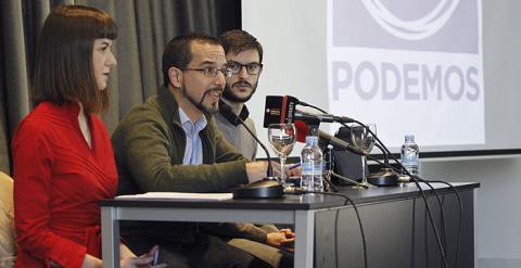 El secretario de Organización de Podemos, Sergio Pascual (c), acompañado por los responsables del Consejo Ciudadano estatal de Extensión y Círculos, Miguel Bermejo y Lucía Ayala. (EFE)