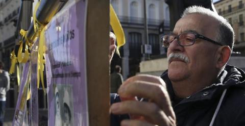 Familias de bebés robados crean un muro con los regalos que nunca dieron a sus hijos