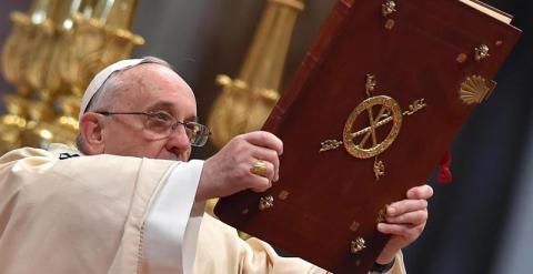 El papa Francisco oficia la misa por la Epifanía del Señor en la basílica de San Pedro del Vaticano