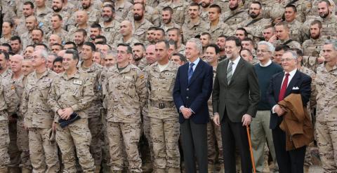 Tropas españolas junto a Mariano Rajoy el ministro de Defensa, Pedro Morenés.