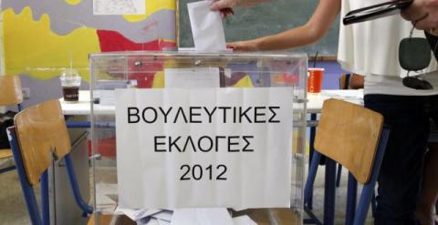 Un votante deposita su voto en la urna en un colegio electoral de Atenas en las elecciones de 2012. -REUTERS