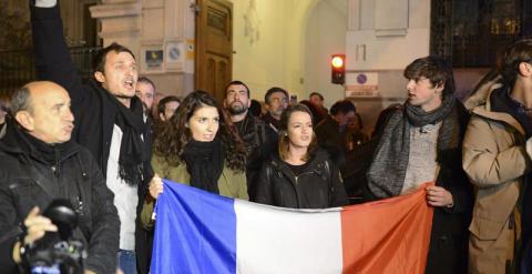 Imagen de la concentración frente a la Embajada de Francia, en solidaridad con las víctimas del atentado contra la revista 'Charlie Hebdo'. /EFE
