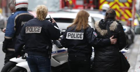 Una policía francesa asiste a una mujer después del tiroteo de este jueves en París.  REUTERS/Charles Platiau