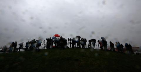 Los periodistas trabajan cerca de la escena de una toma de rehenes en París. -REUTERS / Eric Gaillard