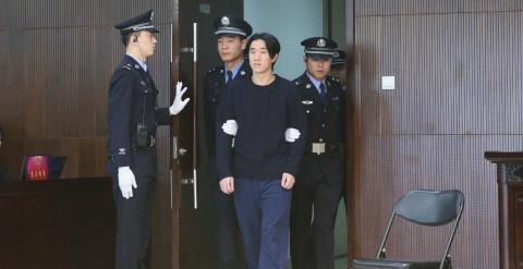 Jaycee Chan, el hijo del actor Jackie Chan, entra en la sala del tribunal que le ha condenado a seis meses de carcel por un delito de drogas. REUTERS/Beijing Dongcheng People's Court