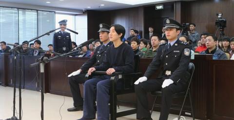 Jaycee Chan, el hijo del actor Jackier Chan, sentado en el banquillo antes de escuchar la sentencia que le ha condenado a seis meses de prisión por un delito de drogas en China. REUTERS/Beijing Dongcheng People's Court