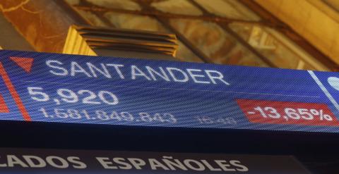 La cotización del Banco Santander en las pantallas de la Bolsa de Madrid. EFE