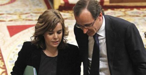 Soraya Sáenz de Santaqmaría y Alfonso Alonso en el Congreso. /EFE