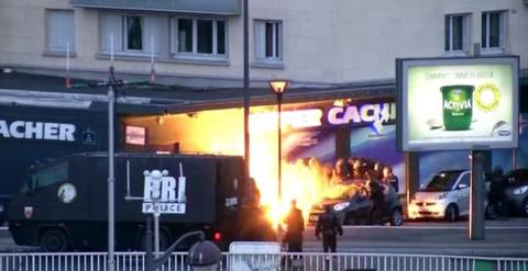 Captura del vídeo que muestra la explosión en la tienda judía de París al comienzo del asalto policial. REUTERS/BFMTV