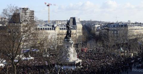 Cientos de personas se congregan en la Plaza de la República antes de la gran manifestación por París. /AFP