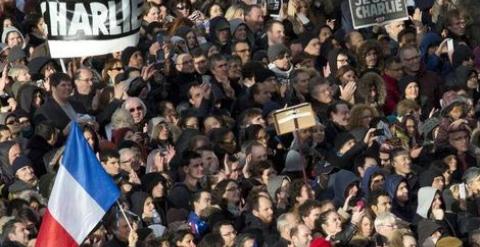 Miles de personas en París contra el terrorismo.