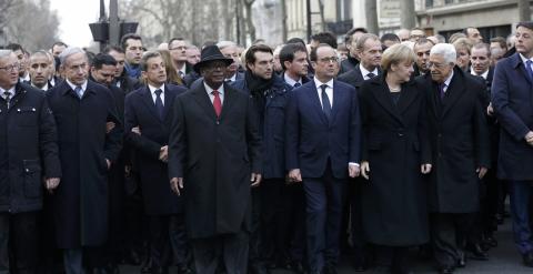 El presidente Hollande rodeado de algunos de los líderes mundiales que han acudido a la manifestación. /REUTERS