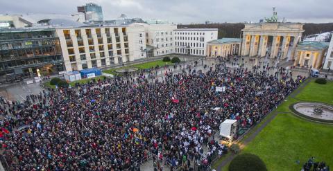 Centenares de personas también se han manifestado en Berlín contra los atentados. /REUTERS