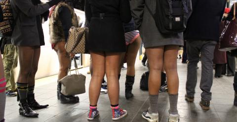 Pasajeros del metro de Nueva York viajan sin pantalones durante el 'The No Pants Subway Ride'. EFE/Anna Buj