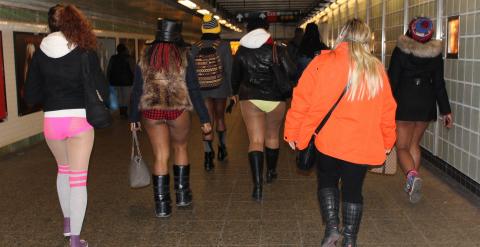 Pasajeros del metro de Nueva York viajan sin pantalones durante el 'The No Pants Subway Ride'. EFE/Anna Buj
