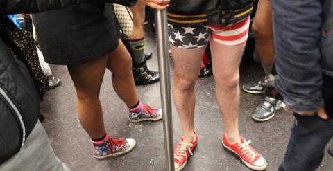 Pasajeros del metro de Nueva York viajan sin pantalones durante el 'The No Pants Subway Ride'. EFE/Anna Buj