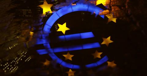 Un reflejo en el suelo del logo del euro situado en la entrada de la sede del BCE. REUTERS