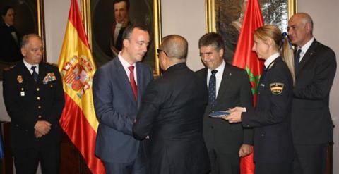 Abdellatif Hamouchi recibe de manos del secretario de Estado de Seguridad, Francisco Martínez, la Cruz honorífica al Mérito Policial con distintivo rojo. -EFE