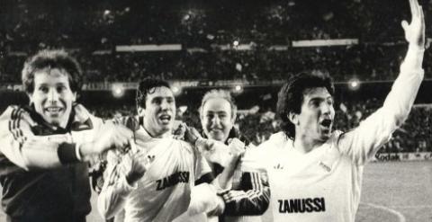 Los jugadores del Madrid celebran la remontada ante el Inter en 1985.