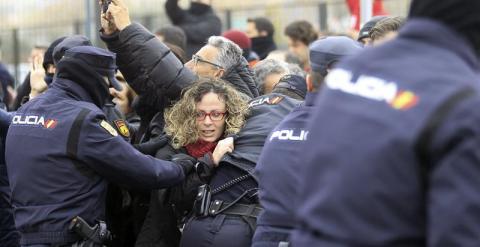 La Policía Nacional carga contra los trabajadores de Coca-Cola. /EFE