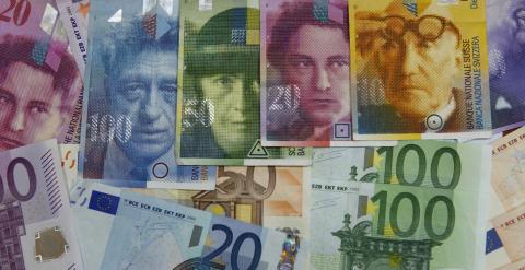 Diversos billetes de euro y de franco suizo. REUTERS